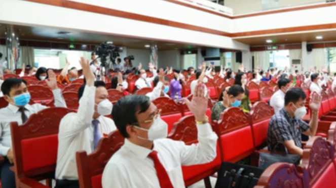 Đại biểu HĐND tỉnh biểu quyết thông qua nội dung chương trình kỳ họp
