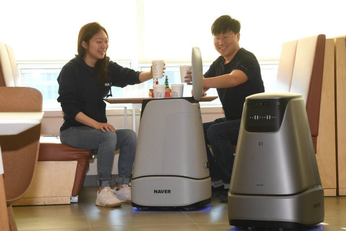 CEO Seok Sang-ok của Naver Labs cho biết: “Chúng tôi sẽ kết nối robot và các giải pháp dung hợp dựa trên trí tuệ nhân tạo với hệ thống văn phòng làm việc. Robot có thể trở thành trợ lý đắc lực của chúng ta”.