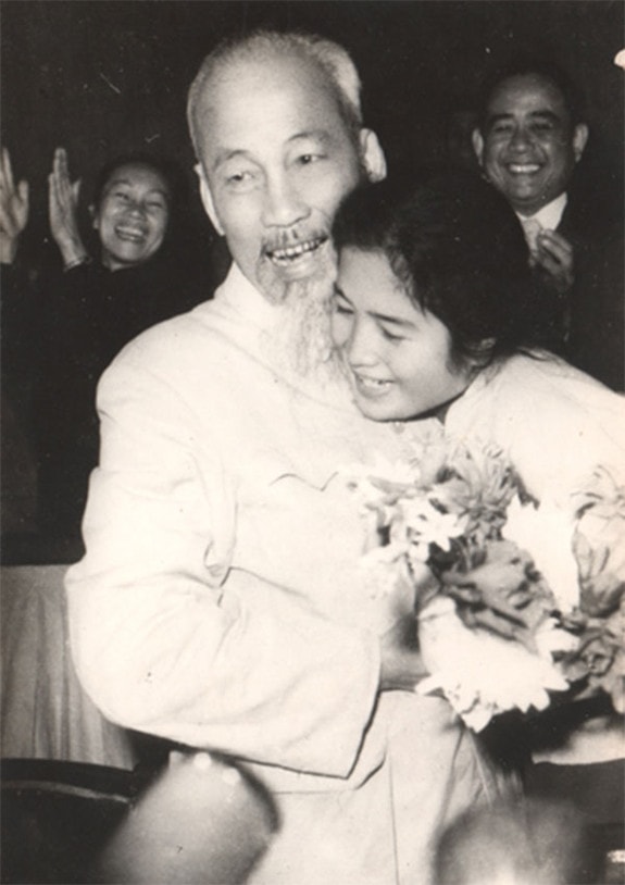 Bức ảnh “Nụ cười hạnh phúc của cô gái nhỏ miền Nam trong vòng tay Bác” chụp Bác Hồ với nghệ sĩ Trà Giang năm 1962 Nguồn: www.qdnd.vn