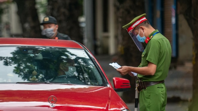 100% phương tiện và người qua chốt phải kiểm tra hành chính