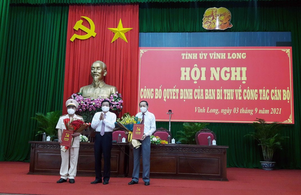 Bí thư Tỉnh ủy Vĩnh Long Bùi Văn Nghiêm trao quyết định của Ban Bí thư và tặng hoa chúc mừng ông Nguyễn Thành Thế và Đại tá Nguyễn Trọng Dũng