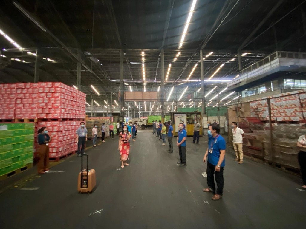 	Phó TGĐ Trần Uyên Phương hướng dẫn hoạt động 3 tại chỗ và 5K trong nhà máy THP Ảnh THP cung cấp