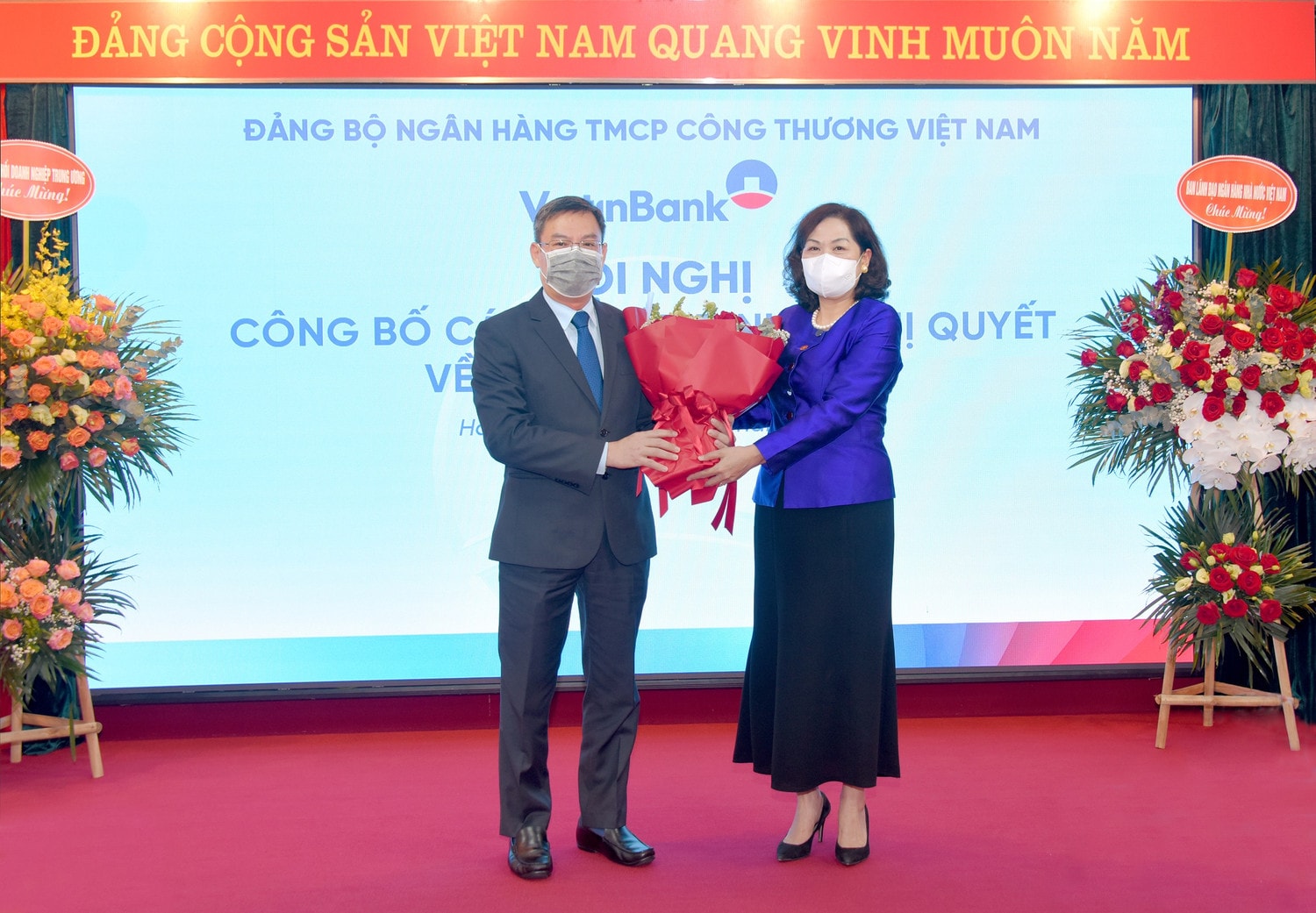 Thống đốc Ngân hàng Nhà nước Việt Nam Nguyễn Thị Hồng tặng hoa chúc mừng tân Bí thư Đảng ủy VietinBank Trần Minh Bình