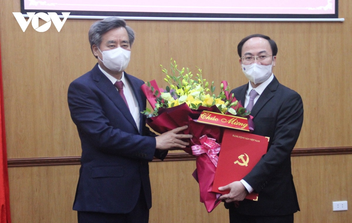 Phó Trưởng Ban Tổ chức Trung ương Nguyễn Quang Dương trao Quyết định của Ban Bí thư điều động ông Nguyễn Đăng Bình giữ chức vụ Phó Bí thư Tỉnh ủy Bắc Kạn