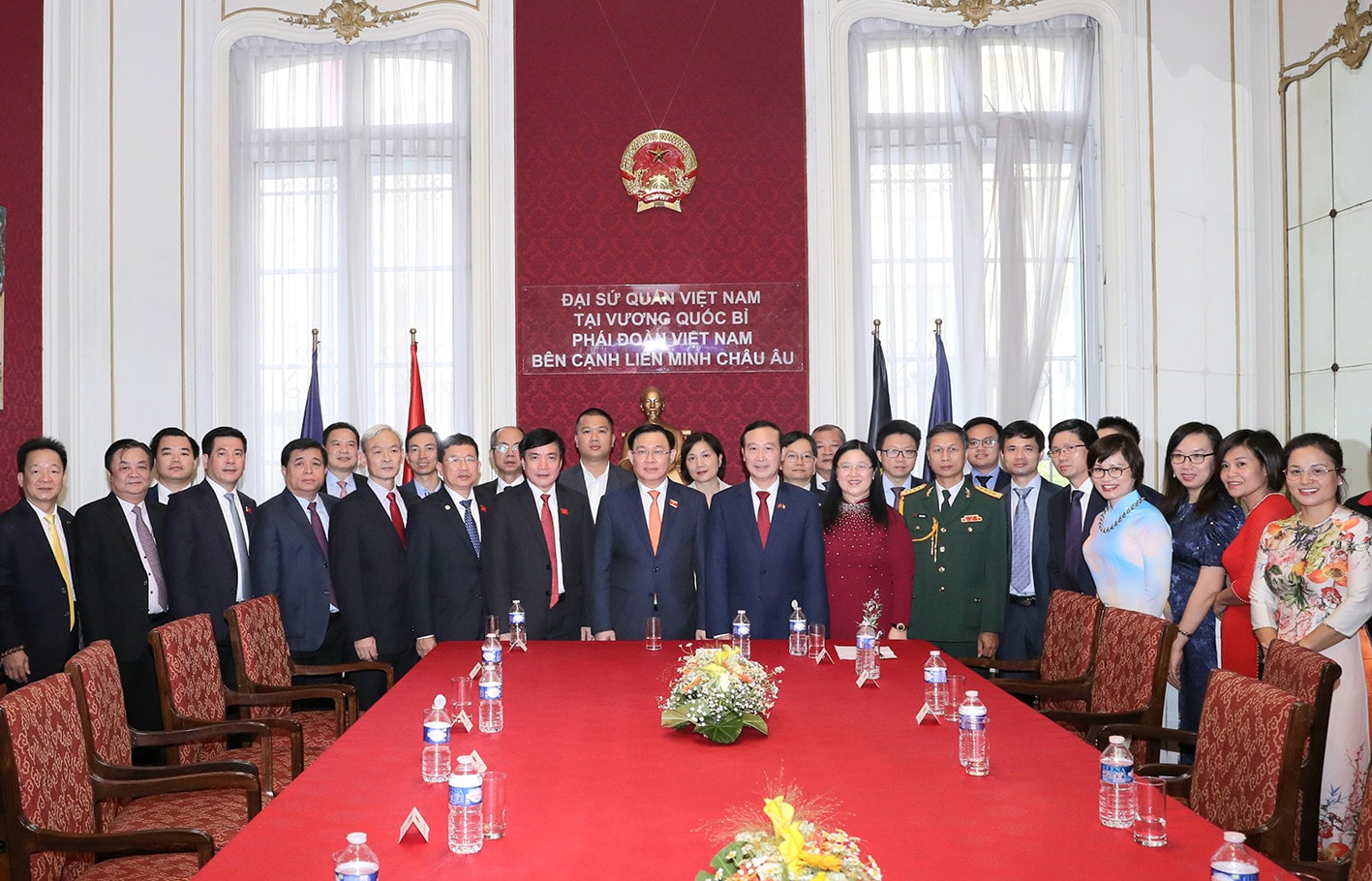 Chủ tịch Quốc hội Vương Đình Huệ và Đoàn đại biểu cấp cao Quốc hội Việt Nam với cán bộ, nhân viên Đại sứ quán Việt Nam tại Bỉ, Phái đoàn Việt Nam tại Liên minh châu Âu (EU) Ảnh: Doãn Tấn - TTXVN