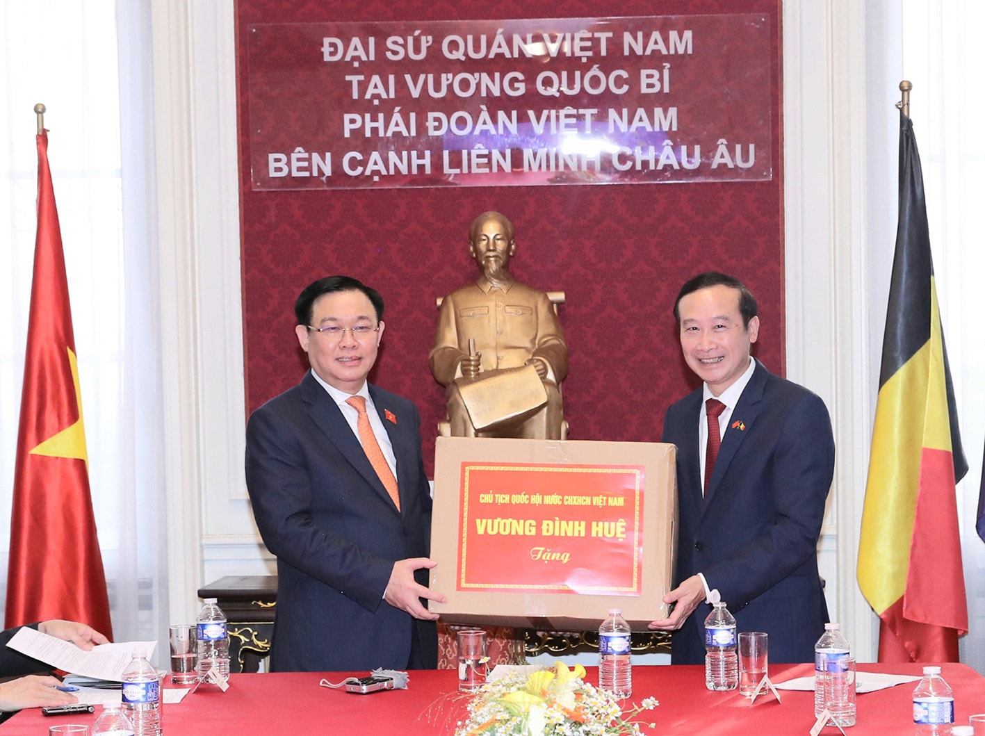 Chủ tịch Quốc hội Vương Đình Huệ tặng quà lưu niệm cho Đại sứ, Trưởng phái đoàn Việt Nam tại EU Nguyễn Văn Thảo Ảnh: Doãn Tấn - TTXVN