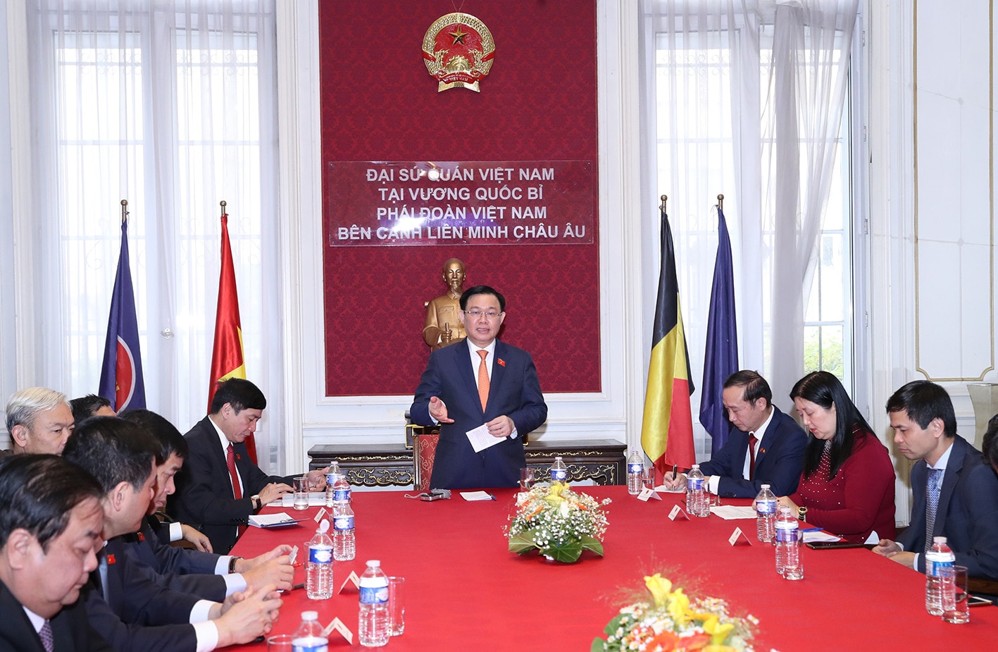 Chủ tịch Quốc hội Vương Đình Huệ thăm, làm việc với cán bộ, nhân viên Đại sứ quán Việt Nam tại Bỉ và Phái đoàn Việt Nam tại Liên minh châu Âu (EU) Ảnh: Doãn Tấn - TTXVN