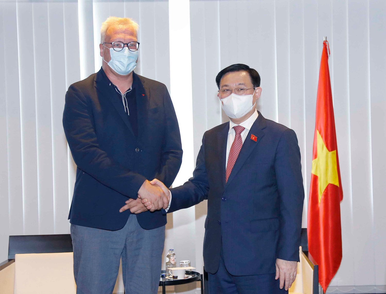 Chủ tịch Quốc hội Vương Đình Huệ tiếp Chủ tịch Đảng Lao động Bỉ (PTB) Peter Mertens Ảnh: Doãn Tấn/TTXVN