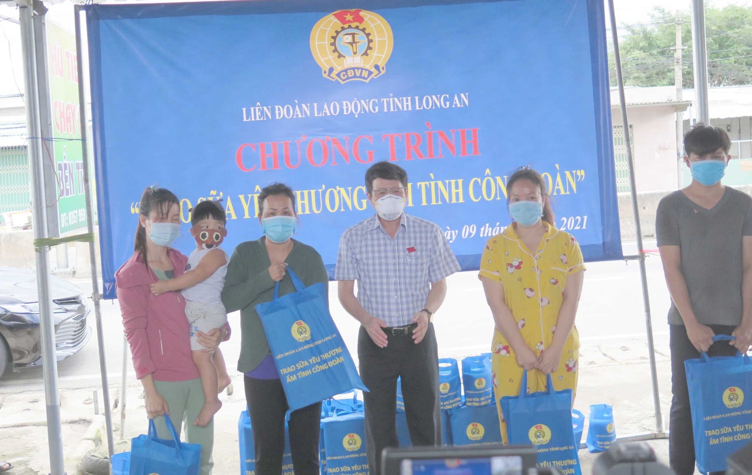 Phó Chủ tịch Thường trực HĐND tỉnh Long An Mai Văn Nhiều tặng sữa cho công nhân và trẻ em