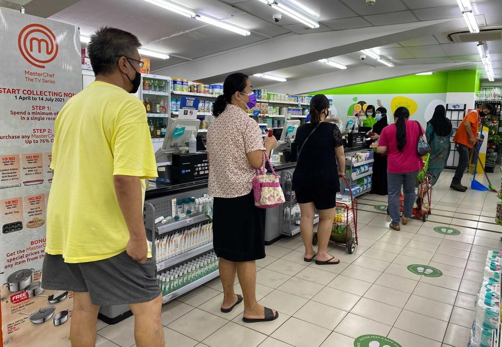 Người dân Singapore xếp hàng vào siêu thị Nguồn: AP