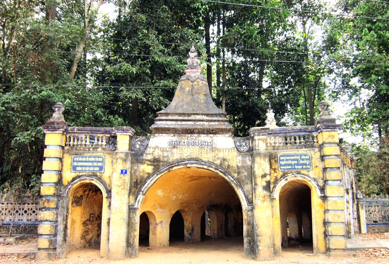 	Cổng phụ chùa Hang - Nguồn: https://thamhiemmekong.com/