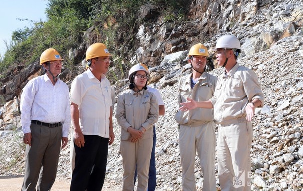 Đoàn giám sát của HĐND tỉnh Nghệ An nhiệm kỳ 2016 - 2021 giám sát việc chấp hành pháp luật về bảo vệ môi trường, an toàn, vệ sinh lao động và chế độ chính sách đối với người lao động Ảnh: Thành Duy