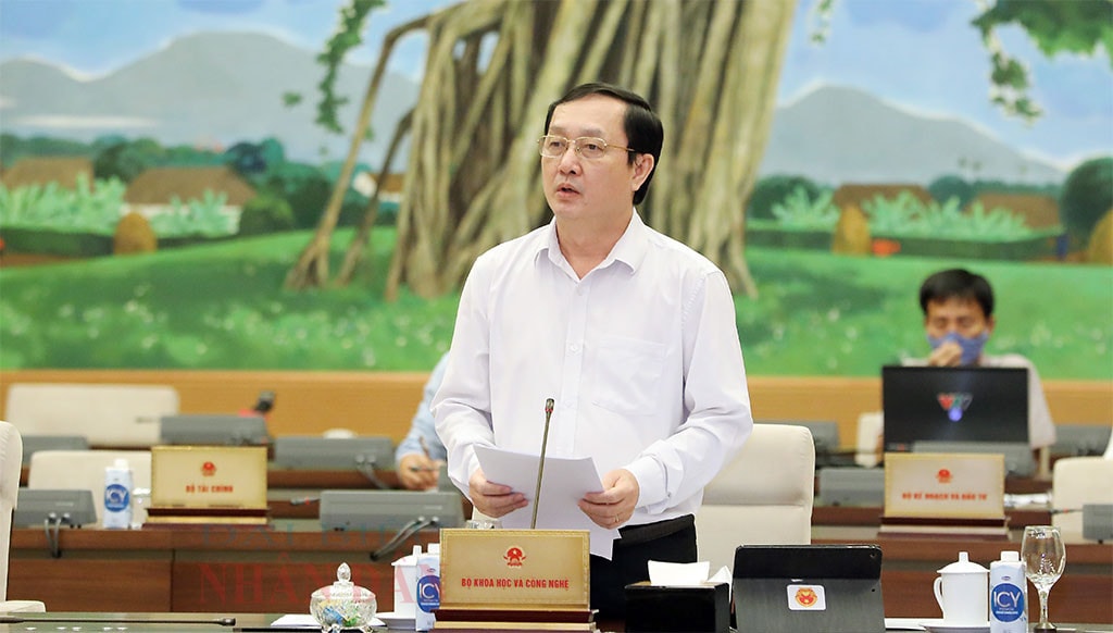 Bộ trưởng Bộ Khoa học và Công nghệ Huỳnh Thành Đạt trình bày Tờ trình dự án Luật Ảnh: Hồ Long