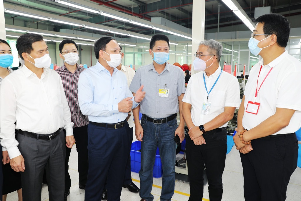Ủy viên Trung ương Đảng, Bí thư Tỉnh ủy Nguyễn Xuân Ký kiểm tra công tác phòng, chống dịch và tình hình sản xuất tại KCN Việt Hưng, TP. Hạ Long Ảnh: Q.M.G