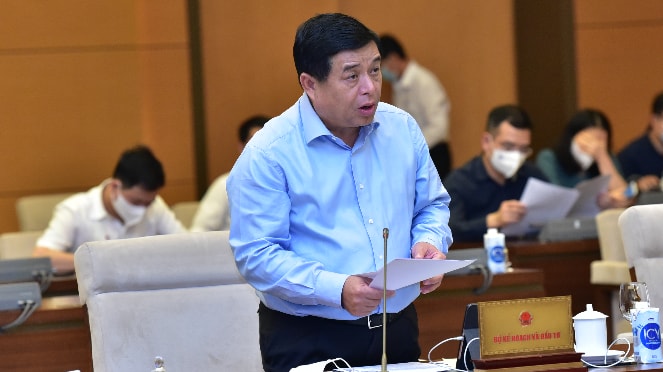 Bộ trưởng Bộ Kế hoạch và Đầu tư Nguyễn Chí Dũng trình bày Tờ trình dự án Luật Ảnh: Lâm Hiển