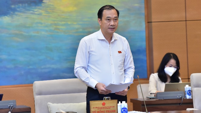 Chủ nhiệm Ủy ban Kinh tế Vũ Hồng Thanh trình bày báo cáo thẩm tra dự án Luật Ảnh: Lâm Hiển