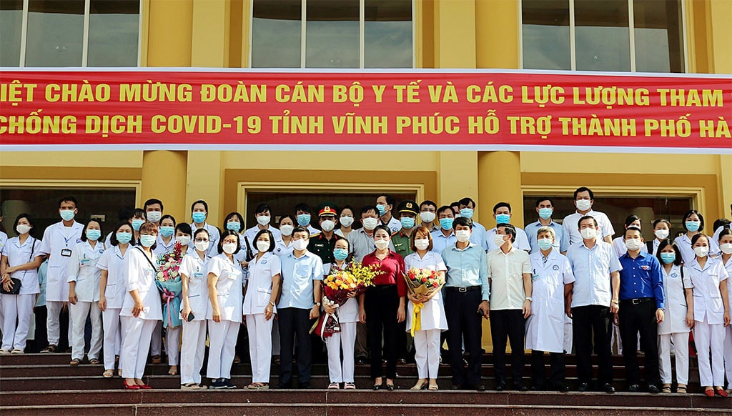 Bí thư Tỉnh ủy Hoàng Thị Thúy Lan và Chủ tịch UBND tỉnh Lê Duy Thành tặng hoa các y, bác sĩ tình nguyện lên đường chi viện cho TP. Hà Nội Ảnh: Hiếu Phạm