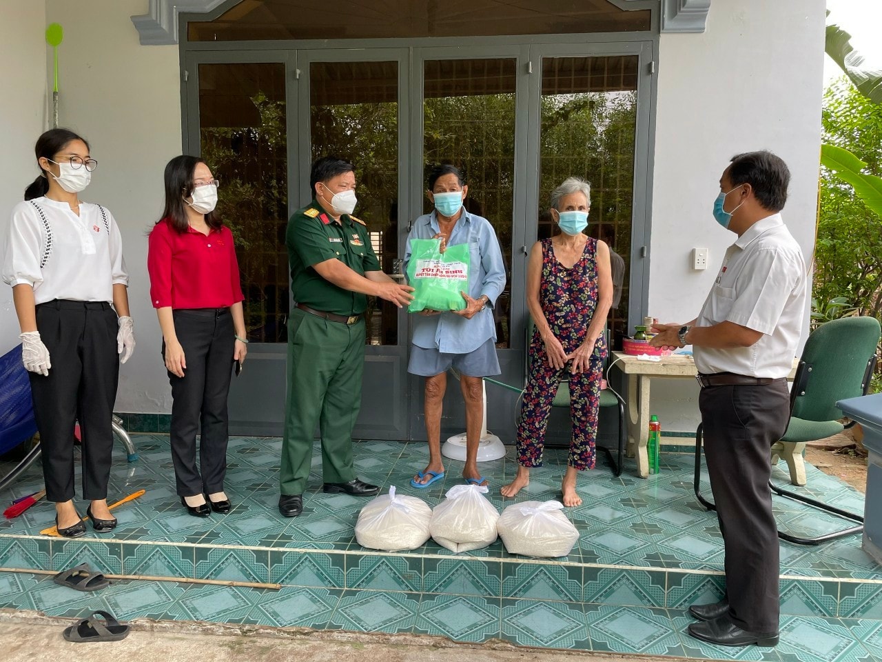 Thành phố Bà Rịa kịp thời đưa gạo hỗ trợ của Chính phủ đến với người dân nghèo