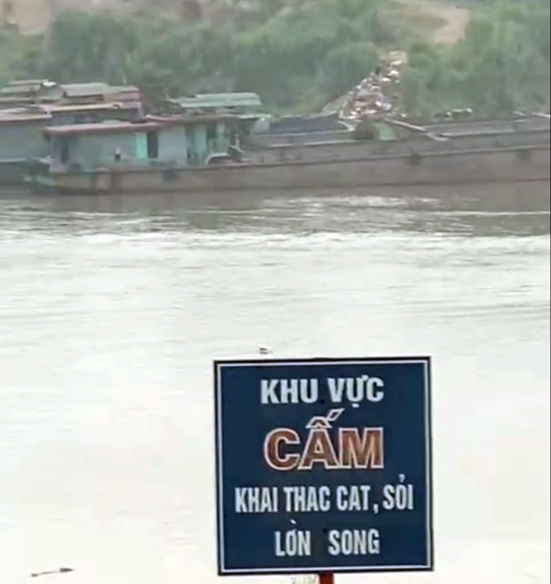 Dù có biển cấm nhưng nhiều tàu vẫn ngang nhiên khai thác (ảnh cắt từ clip người dân cung cấp)