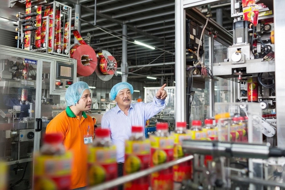 Chủ tịch Tân Hiệp Phát Trần Quí Thanh (áo trắng)