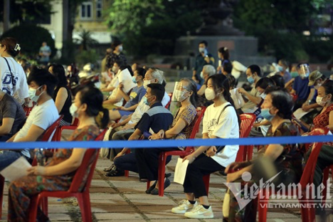 Xét nghiệm và tiêm xuyên đêm tại điểm tiêm Cung văn hoá Hữu Nghị Việt-Xô (Ảnh Vietnamnet)