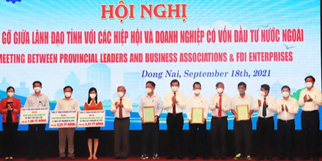 Các doanh nghiệp FDI trao quà, thiết bị y tế cho Đồng Nai