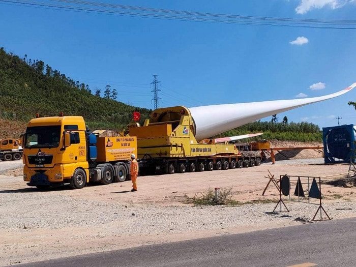 Vận chuyển cánh điện gió có trọng lượng hơn 19,2 tấn Nguồn: ITN