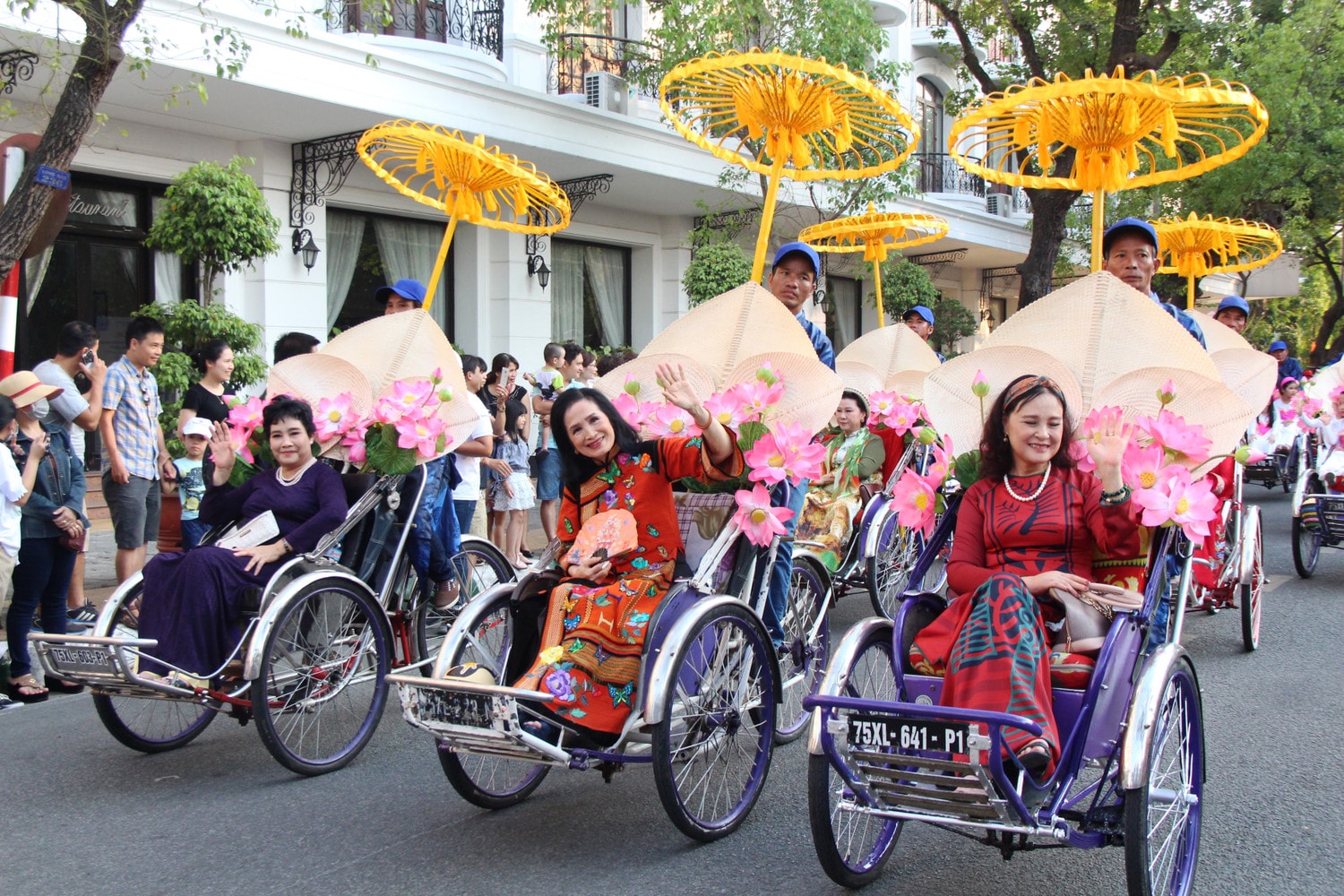 Hình ảnh áo dài Việt Nam trong lễ hội đường phố tại Festival Huế Hình ảnh áo dài Việt Nam trong lễ hội đường phố tại Festival Huế