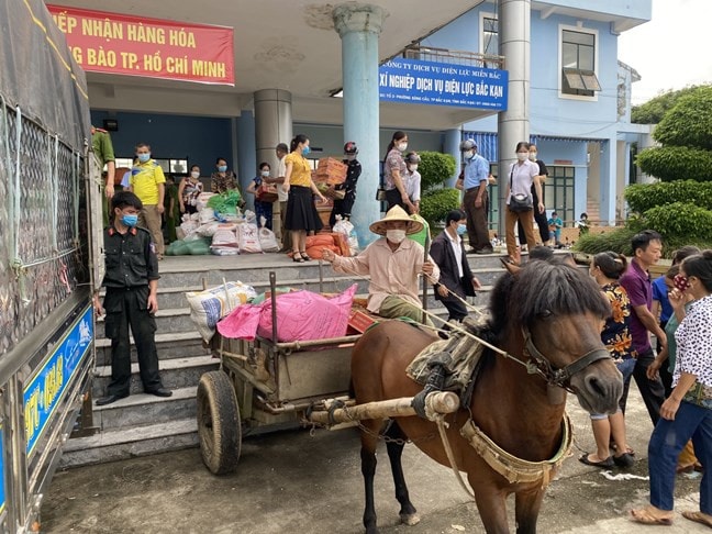 Người dân Bắc Kạn nhiệt tình hưởng ứng trong những đợt quyên góp ủng hộ người dân các tỉnh, thành phố có dịch Ảnh: Tường Vy
