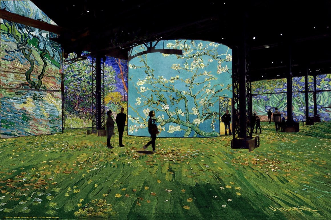 Triển lãm các tác phẩm của danh họa Vincen Van Gogh tại Bảo tàng Nghệ thuật Kỹ thuật số ở Paris – Ảnh: luxuo.vn