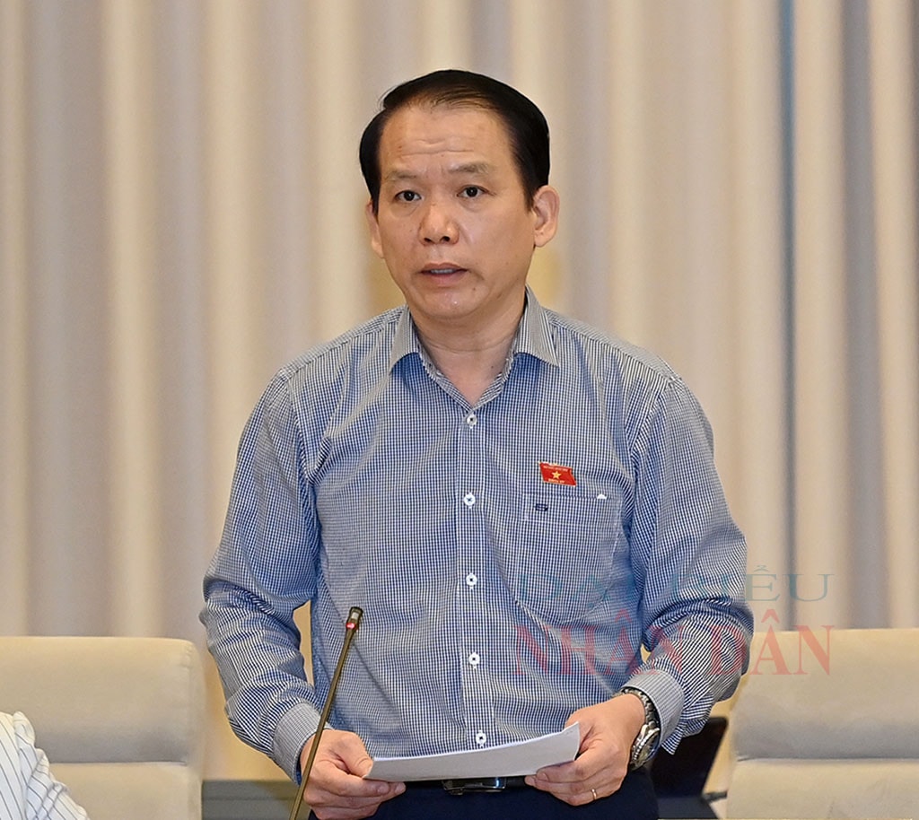 Chủ nhiệm Ủy ban Pháp luật Hoàng Thanh Tùng trình bày báo cáo thẩm tra Ảnh: Lâm Hiển