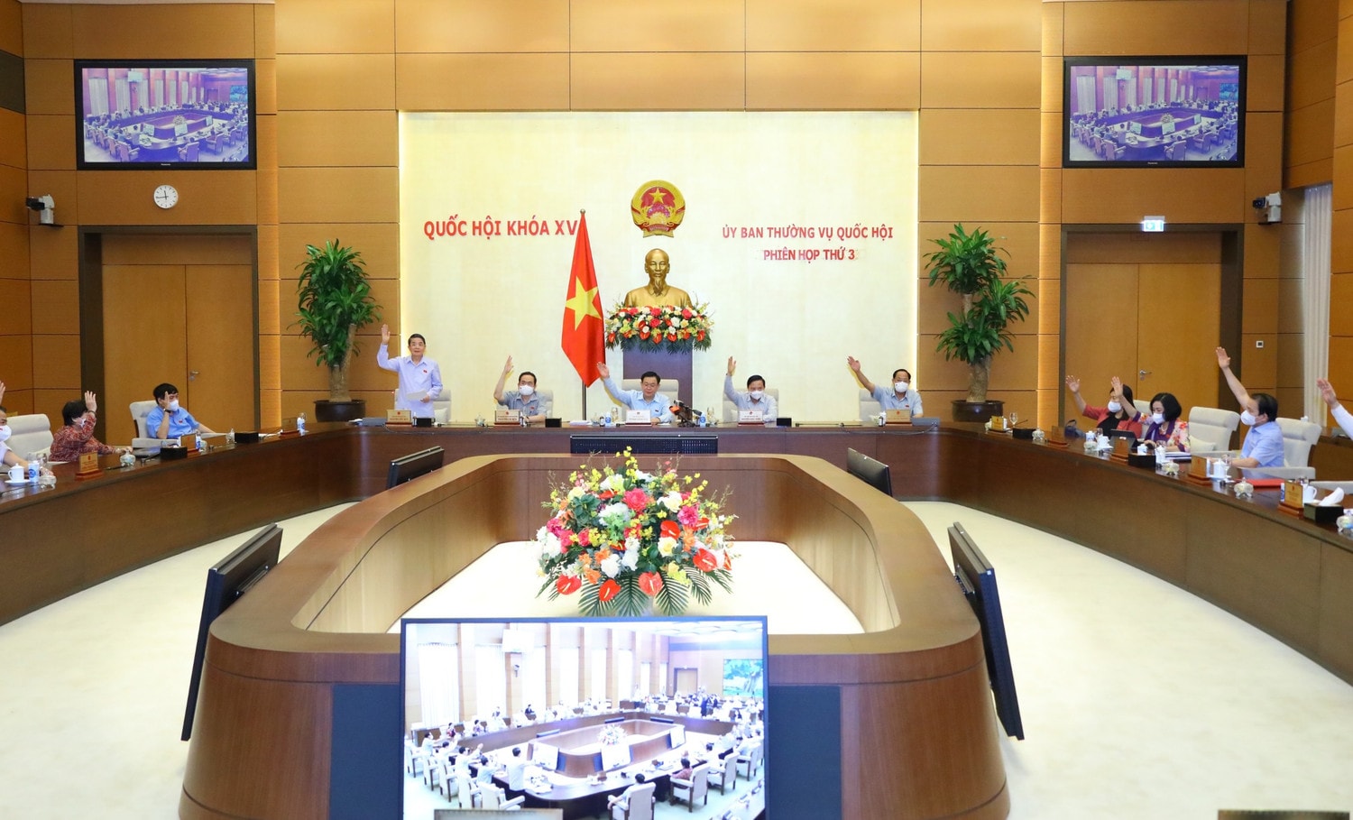	Ủy ban Thường vụ Quốc hội thông qua dự thảo Nghị quyết - Ảnh: Lâm Hiển