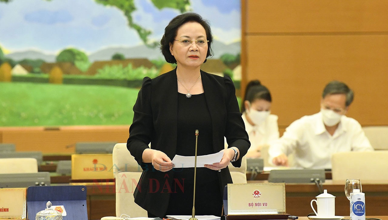 Bộ trưởng Bộ Nội vụ Phạm Thị Thanh Trà trình bày Tờ trình Ảnh: Lâm Hiển
