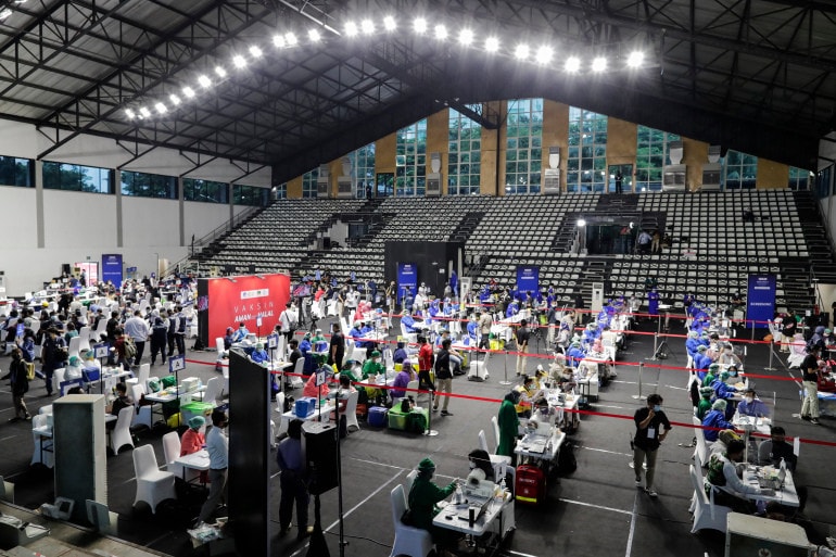 Đợt tiêm chủng cho các nhà báo được triển khai tại khu liên hợp thể thao Gelora Bung Karno của Jakarta Ảnh: EPA
