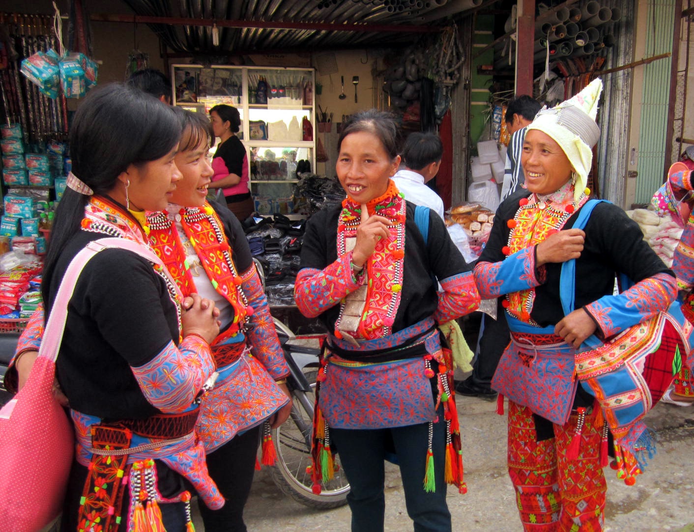 Đến chợ vừa bán hàng vừa gặp gỡ trò chuyện