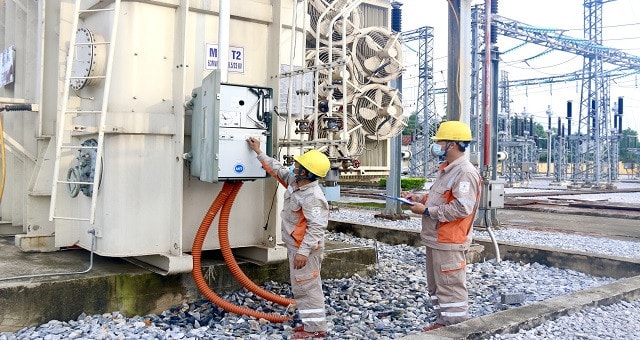 Kỹ sư., công nhân EVNNPC kiểm tra trạm điện