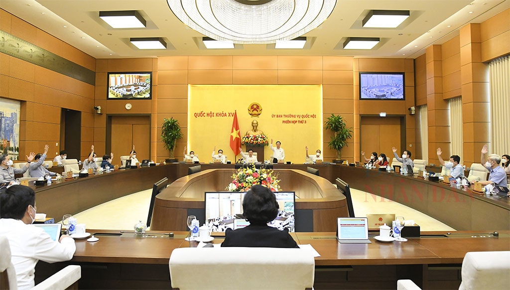 Các đại biểu biểu quyết tại phiên họp thứ Ba của Ủy ban Thường vụ Quốc hội Ảnh: Lâm Hiển