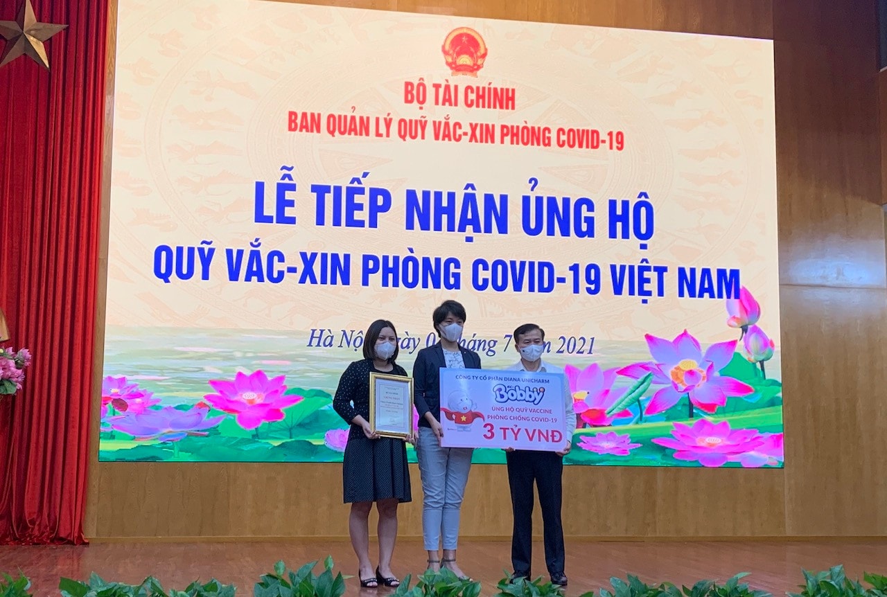 Lãnh đạo Kho bạc Nhà nước tiếp nhận ủng hộ Quỹ Vaccine từ đại diện doanh nghiệp Nguồn: VGP