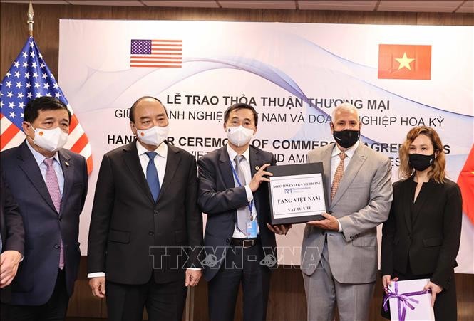 Chủ tịch Nước Nguyễn Xuân Phúc chứng kiến lễ tiếp nhận vật tư y tế do Northwestern Medicine tài trợ