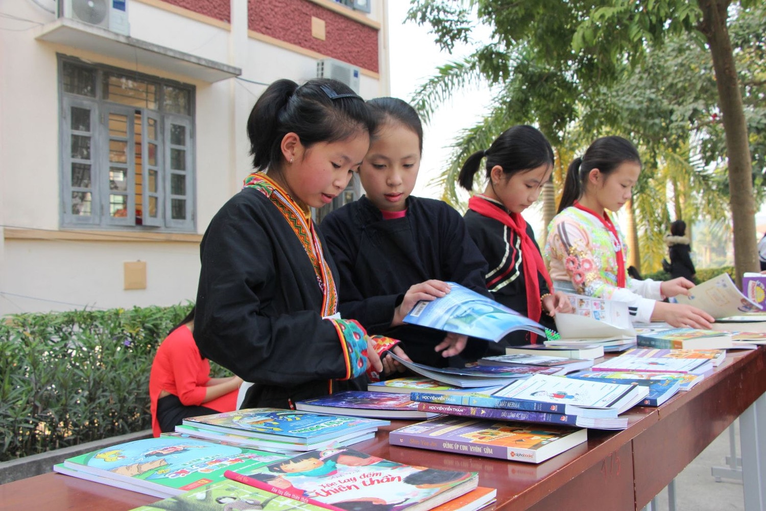 Trẻ em luôn hào hứng trước những cuốn truyện tranh về đề tài giáo dục và lịch sử Nguồn: thuvienthainguyen.vn