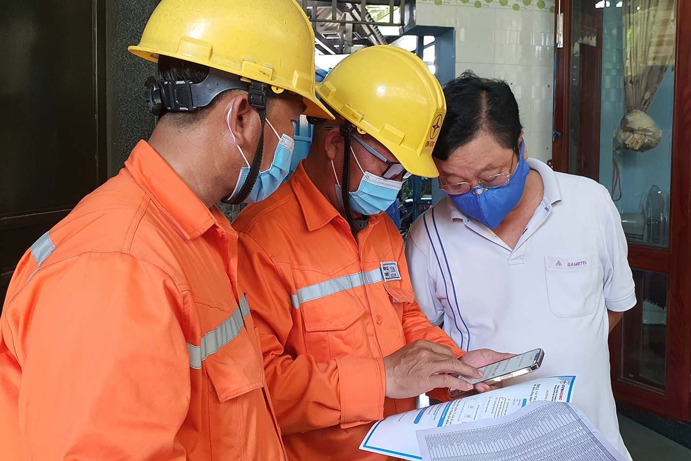 Nhân viên EVNHCMC hướng dẫn khách hàng cài đặt App CSKH, một kênh tương tác với điện lực có rất nhiều tính năng tiện lợi, được xây dựng trên nền tảng số Nhân viên EVNHCMC hướng dẫn khách hàng cài đặt App CSKH, một kênh tương tác với điện lực có rất nhiều tính năng tiện lợi, được xây dựng trên nền tảng số