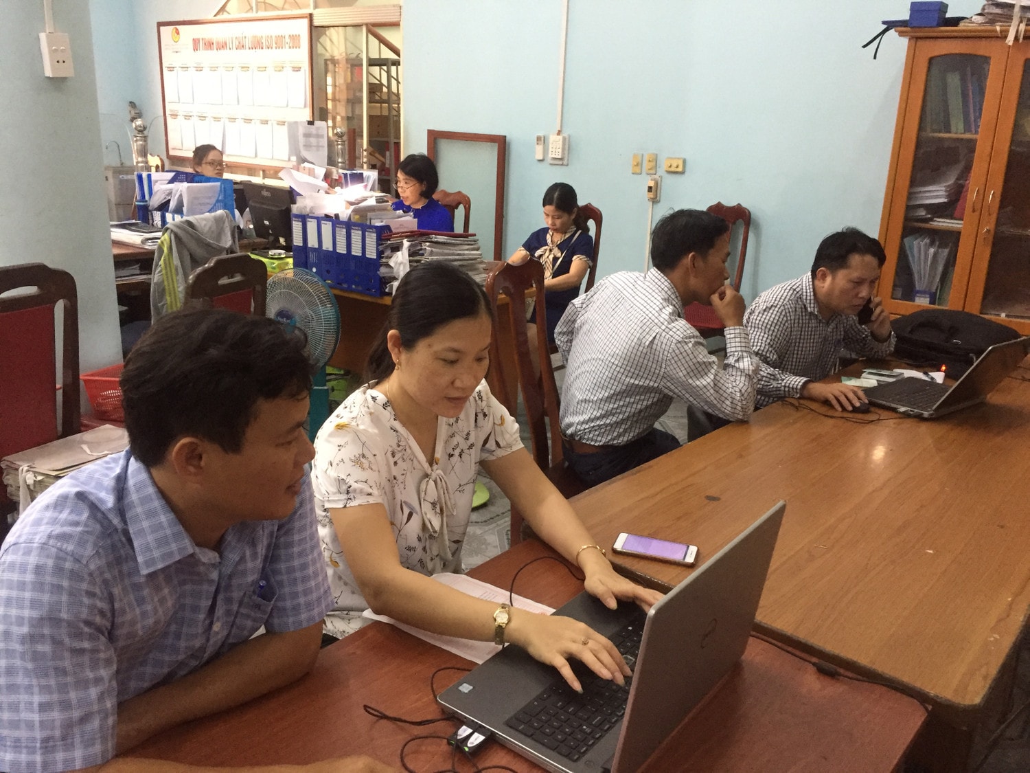Cán bộ KBNN huyện Thăng Bình hướng dẫn các đơn vị sử dụng dịch vụ công trực tuyến Ảnh: Võ Văn Chỉnh
