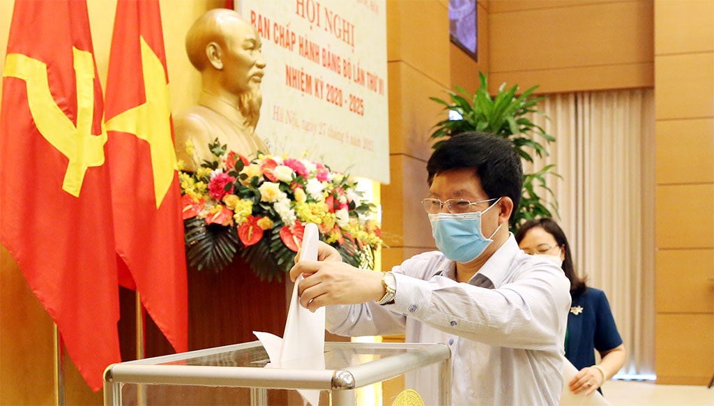 Các đại biểu bỏ phiếu bổ sung quy hoạch cán bộ