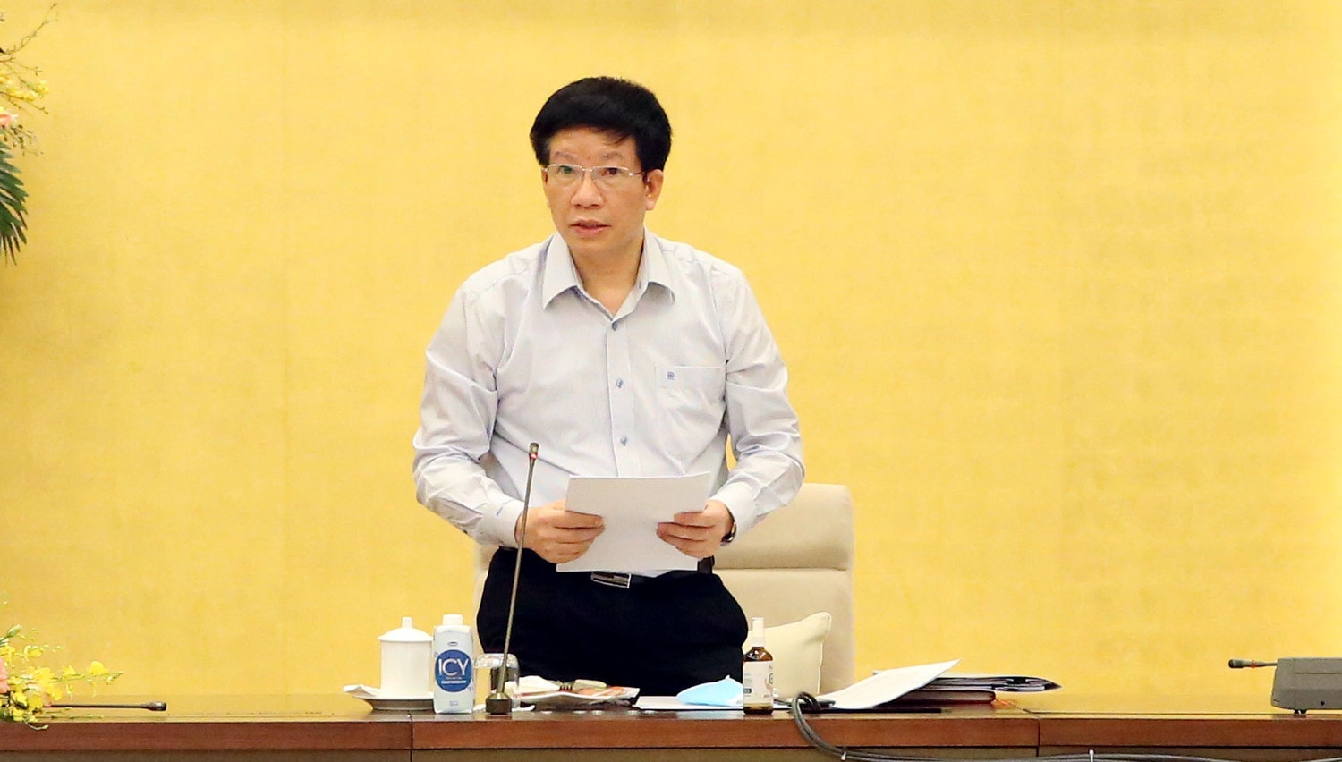 Phó Bí thư Đảng ủy cơ quan Văn phòng Quốc hội, Phó Chủ nhiệm Văn phòng Quốc hội Phạm Đình Toản báo cáo tại Hội nghị