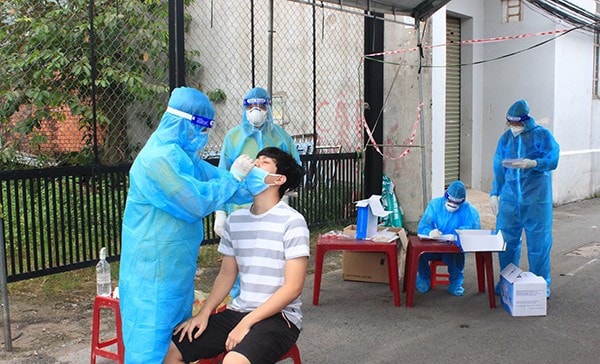 Lấy mẫu xét nghiệm SARS-CoV-2 cho người dân trên địa bàn TP. Biên Hòa