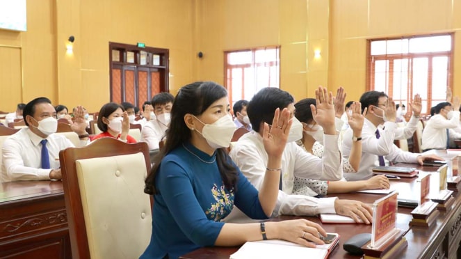 	Đại biểu biểu quyết thông qua các nghị quyết tại kỳ họp