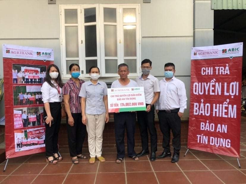 Bảo hiểm Agribank chi trả quyền lợi bảo hiểm cho người nông dân