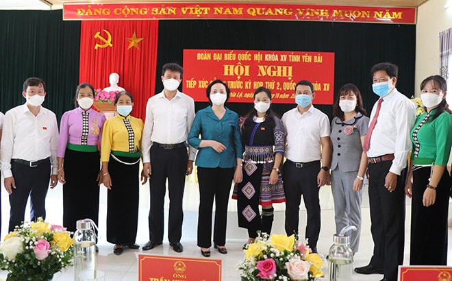 Bộ trưởng Bộ Nội vụ Phạm Thị Thanh Trà và Chủ tịch UBND tỉnh Trần Huy Tuấn cùng các ĐBQH tỉnh trao đổi với cử tri thị xã Nghĩa Lộ