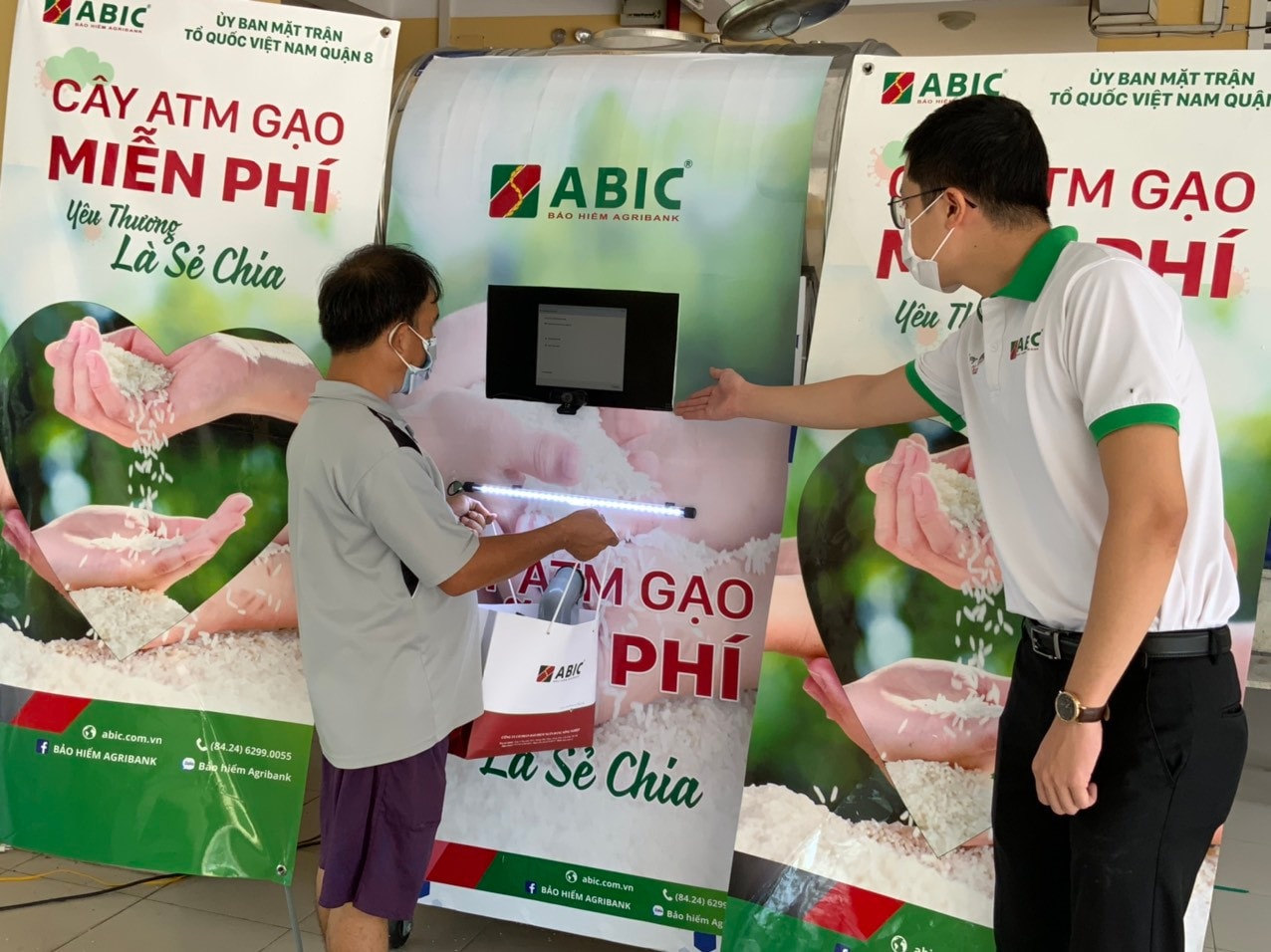 Người dân HCM nhận gạo từ ATM gạo Bảo hiểm Agribank