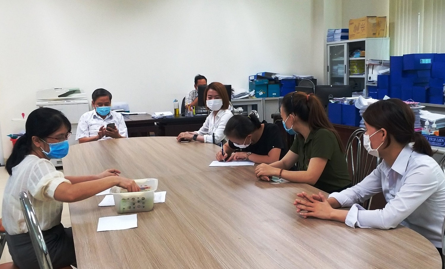 Phòng Lao động, Thương binh và Xã hội TP. Huế chi trả tiền hỗ trợ cho người gặp khó khăn do ảnh hưởng Covid-19